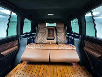 深圳工廠 陸巡/霸道普拉多改裝新潮流，電動(dòng)沙發(fā)床與地板升級(jí)引領(lǐng)個(gè)性化車飾風(fēng)尚